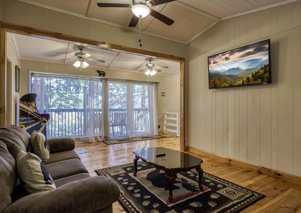 גטלינבורג Four Bears Den, Hot Tub, 1089 Of Free Attraction Tickets For Each Paid Day, Dollywood And More מראה חיצוני תמונה